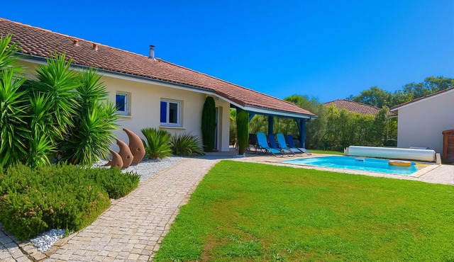 At rest between sea and mountains