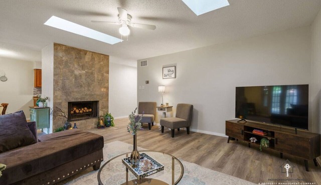 AT&T, Globe Life, Six Flags - Updated Comfy Home
