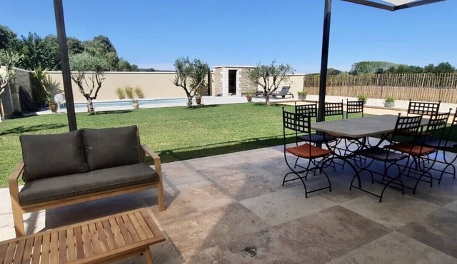 At the gates of Uzès, renovated character cottage in large property with swimming pool