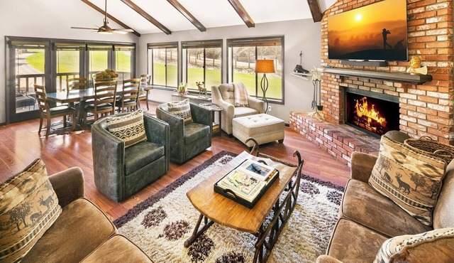 At the Base by Destination Big Bear : Higher End Townhome! Views of Bear Mtn! WiFi! Laundry! Walk to Bear Mtn!