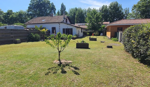 At the edge of Lake Leon (Vielle beach), renovated 3-bedroom gite and enclosed garden