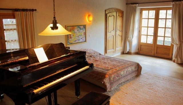 At the edge of the forest, the river, in the pool .