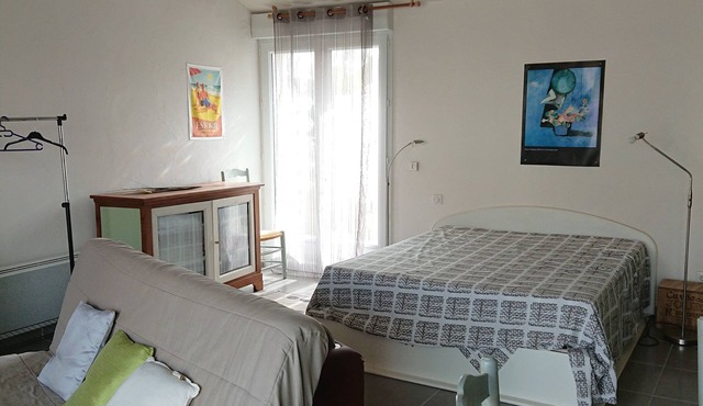 At the foot of the Ile d'Oléron, large studio with courtyard and bicycles.
