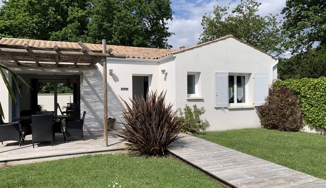 At the foot of the Ile d'Oléron bridge quiet villa not overlooked private parking