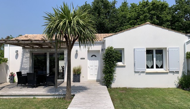 At the foot of the Ile d'Oléron bridge quiet villa not overlooked private parking