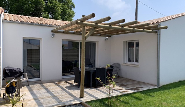 At the foot of the Ile d'Oléron bridge quiet villa not overlooked private parking