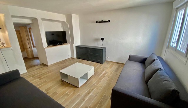 At the foot of Mont Ventoux Village center Fully renovated apartment