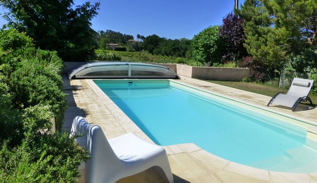 at the foot of Mt Ventoux, 1500 m2, private pool 8 X 4, quiet, 7 minutes walk from the village