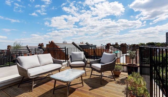 At the Foot of Parliament Hill, by Veeve