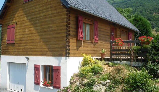 At the foot of the Hautacam massif, wooden chalet for rent