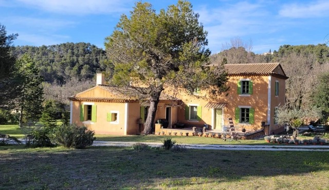 At the foot of the Abbey of Saint-Hilaire on the bucolic road to Bonnieux