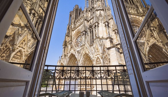 At the foot of the Cathedral vuemagique