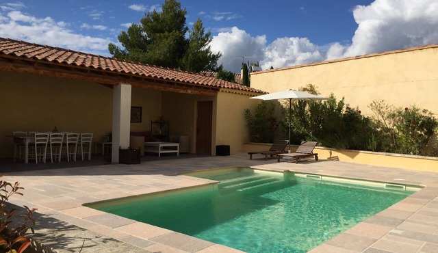 At the foot of the Luberon, beautiful Provencal house with pool and views of the Luberon