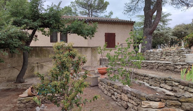 At the foot of the Luberon, beautiful house with swimming pool.