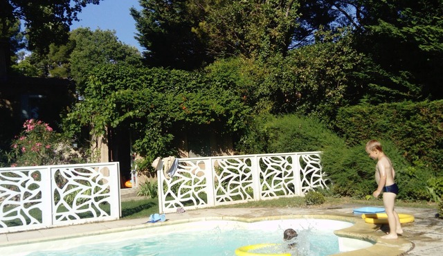 At the foot of the Luberon, charming house, very quiet near village center.