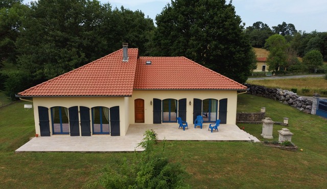 At the foot of the mountains: villa des nestes