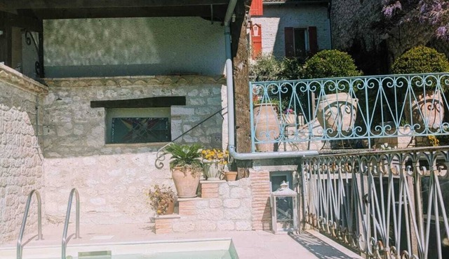At the foot of the medieval town of Lauzerte.comfortable apartment with swimming pool