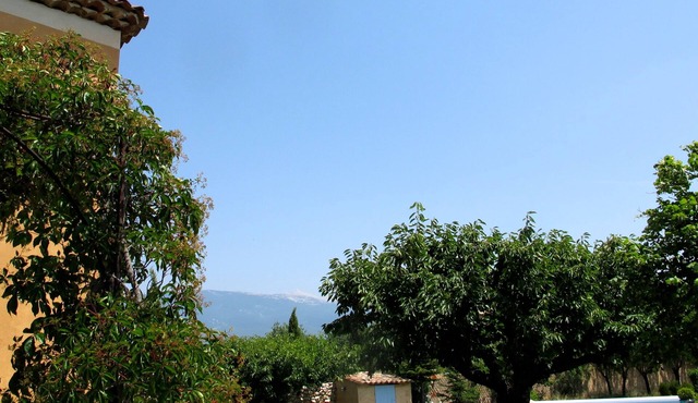 At the foot of the Mont Ventoux, house with garden and pool