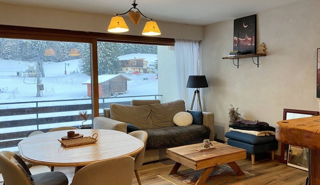 At the foot of the slopes balcony with view and wood-burning stove