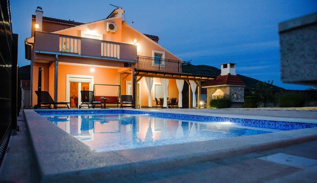 At the foot of the Svilaja Mountains welcomes you this beautiful vacation home with swimming pool.