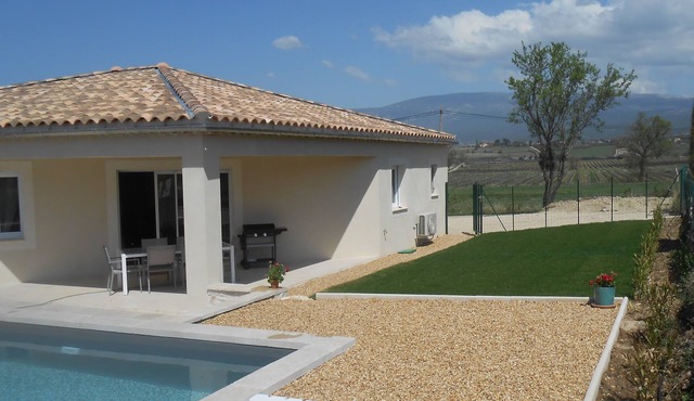 at the foot of the ventoux new quiet villa