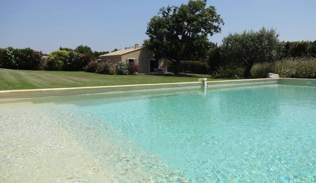 At the foot of Ventoux, between Avignon and Carpentras, air-conditioned gite with swimming pool