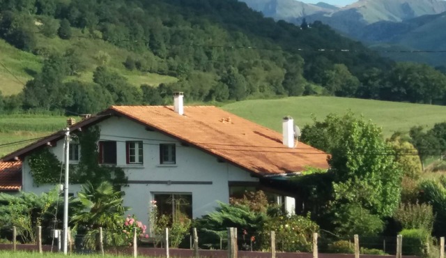 At the foot of the Gamia pass, 10 minutes from St Jean Pied de Port, a beautiful apartment. 100m2