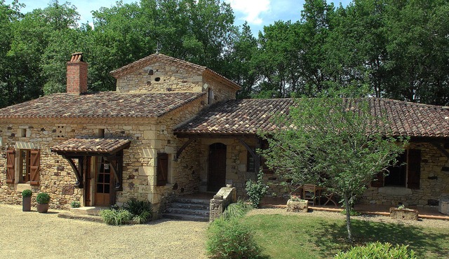At the gates of Périgord, magnificent stone house, calm and relaxing.