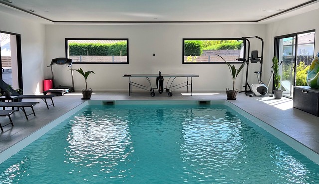 At the gateway to the Arcachon basin, architect-designed house with indoor pool