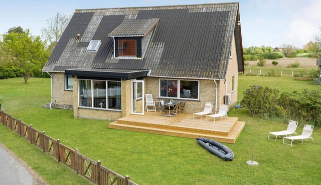 At the harbor of the island of Femø welcomes you this spacious cottage with Finnish wooden bath.