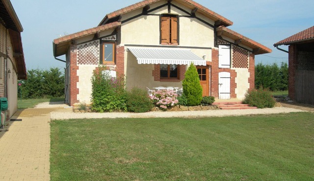 At the heart of an equine farm. Reside in a cottage of 70 m. with a pool.