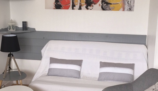 At the heart of FLEET IN RE, Gite for 2 people, private patio, private parking