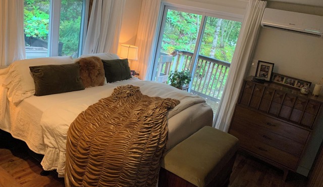 At the heart of winter activities in the Eastern Townships, Chalet cap du ruisseau awaits you!