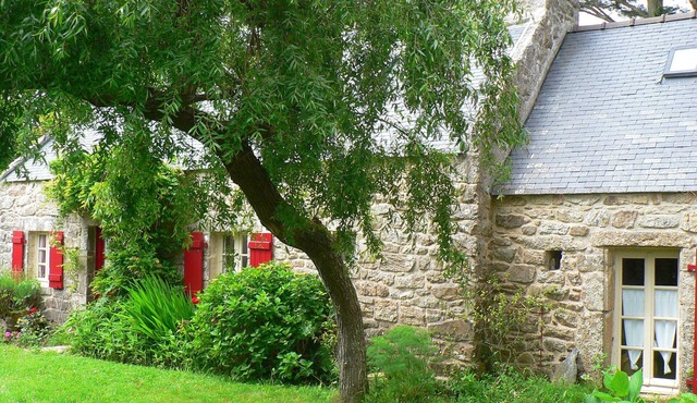 AT THE POINT OF BRITTANY IN FINISTERE - TYPICAL HOUSE 900M FROM THE TREE SEA