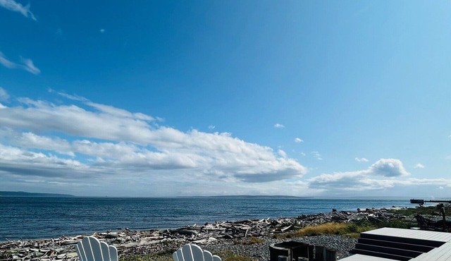 At the Water's Edge! Fantastic Beach & Amazing Views!