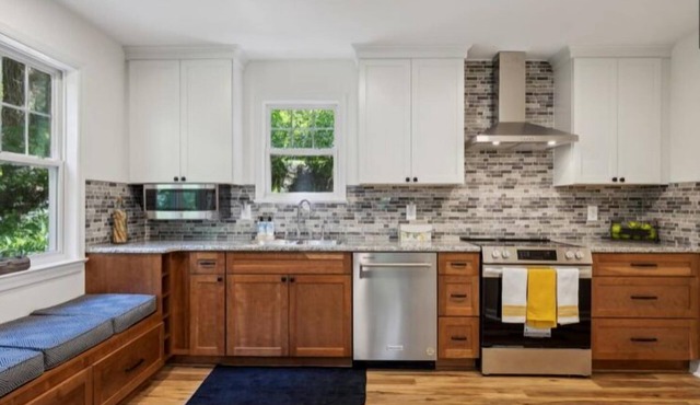 Atelier de Leiper is a Malvern 3 bedroom Bungalow on 1/3 acre