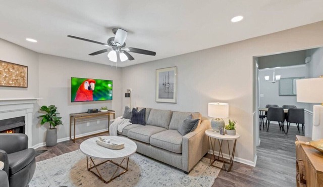 ATH - Downtown Woodstock Luxury - Walk to Cherokee Amphitheater (1/4 mile) 4 Bedroom