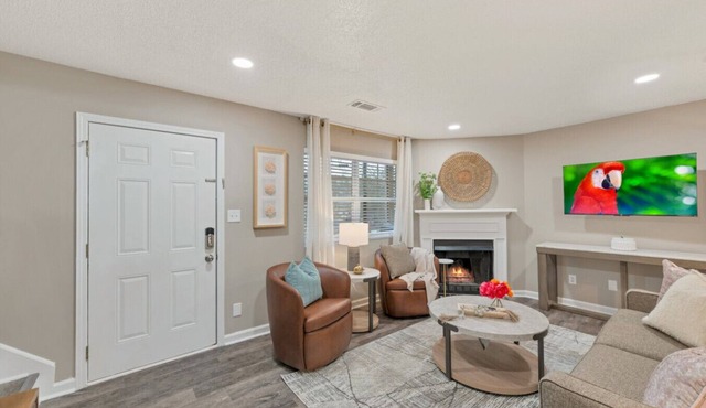 ATH - Downtown Woodstock Luxury - Walk to Cherokee Amphitheater (1/4 mile) 3 Bedroom