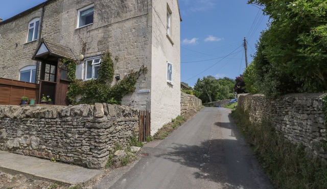 ATHELSTAN COTTAGE, pet friendly, with open fire in Stroud