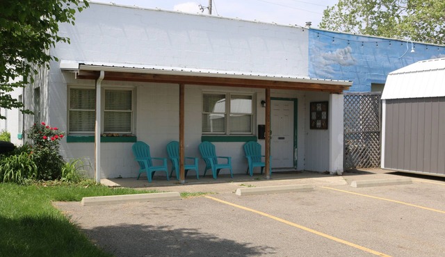 Athens City 2 bedroom, 1 bath, in town, walk to restaurants, FREE WiFi, Parking