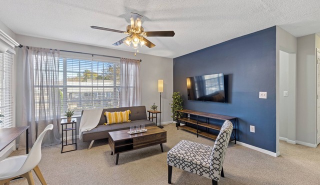 Athens Stay near UGA, Pool + Gym & Bear Hollow Zoo, Sleeps 8.