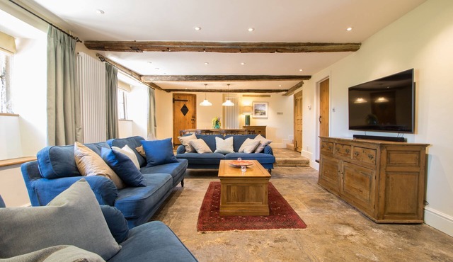 Atherstone Farm Cottage - charming thatched cottage, sleeps 4 guests in 2 rooms