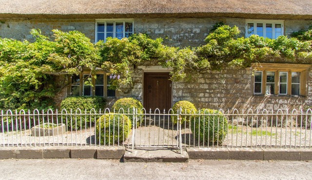 Atherstone Farmhouse - thatched farmhouse sleeps 10 guests in 4 bedrooms
