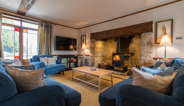 Atherstone Farmhouse - thatched farmhouse that sleeps 14 guests in 6 bedrooms