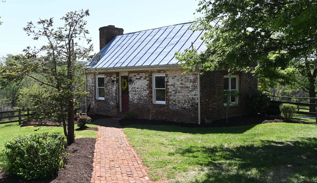 Athlone Farm’s Historic Cottage—ca.1800s, Unique, Charming, renovated, sleeps 4