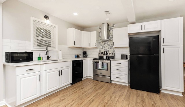 AtHome+1 Stay | Roomy 3 Bedroom | Fenced Backyard