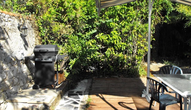 atipyque house on the edge of the hollow river