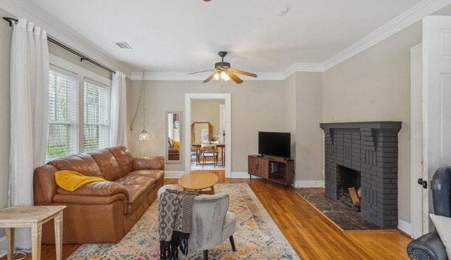 ATL Oasis: Fenced Yard, Gated Parking, 5 mins to dtown/20 mins to airport