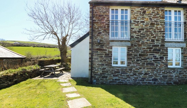 ATLANTIC VIEW, family friendly, character holiday cottage in Tintagel