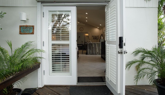 Atlantis House Palm Suite, close to beach, off street parking, renovated